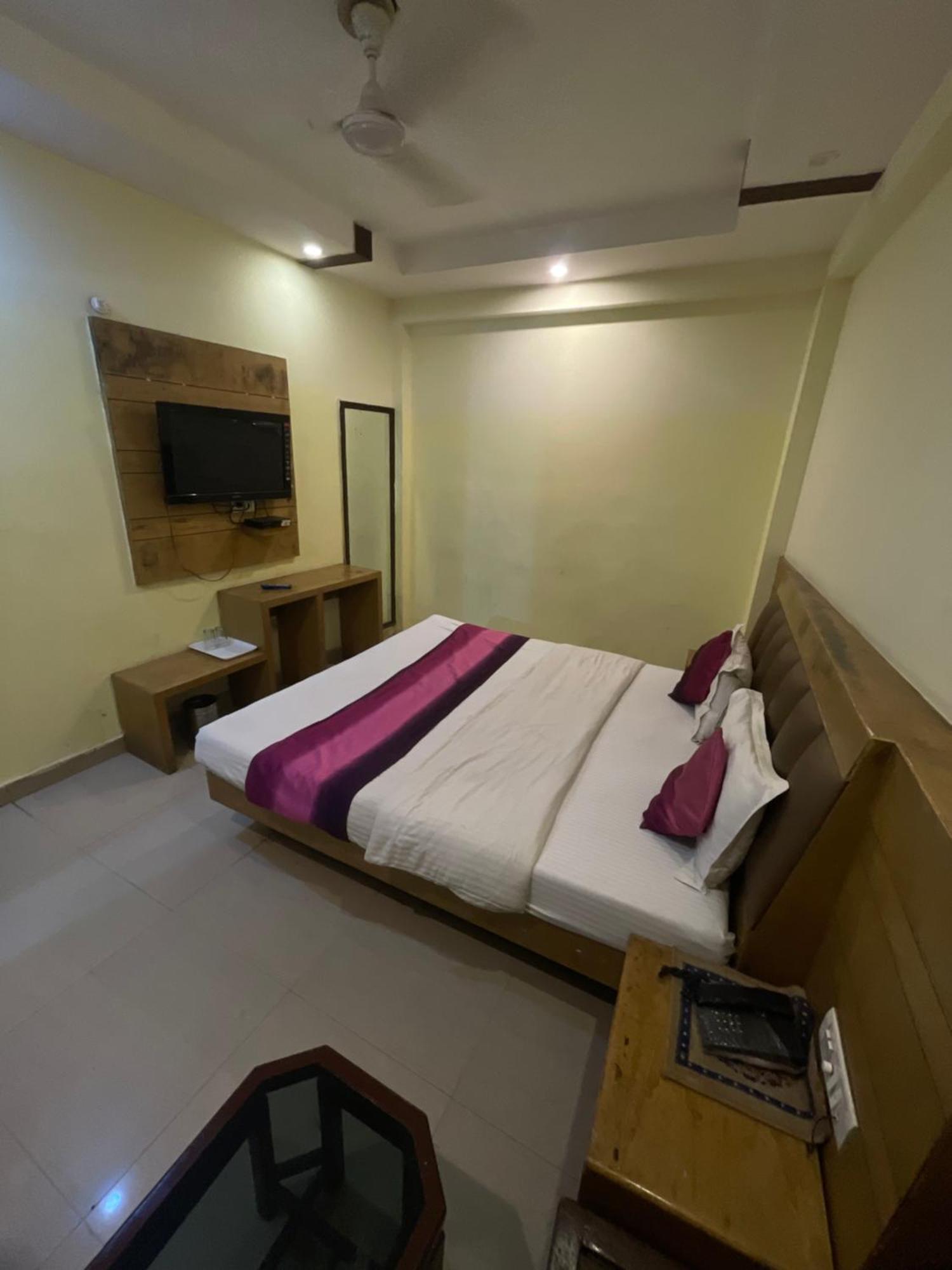 Hotel Golden Gate Nowe Delhi Zewnętrze zdjęcie